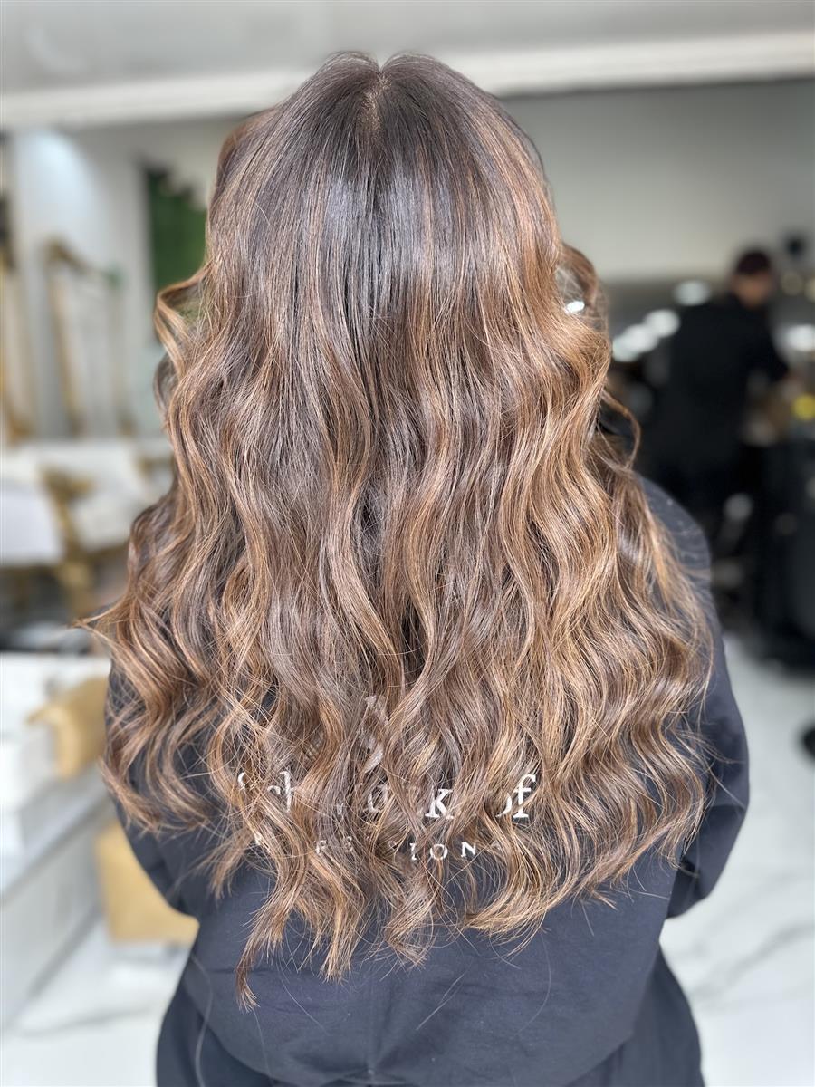 Balayage caramelo con ondas largas, visto de espaldas