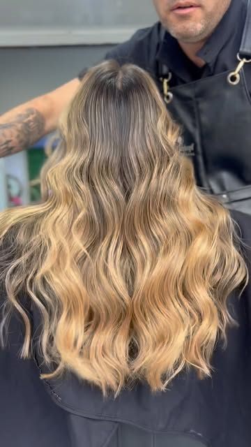 Balayage dorado con ondas sueltas
