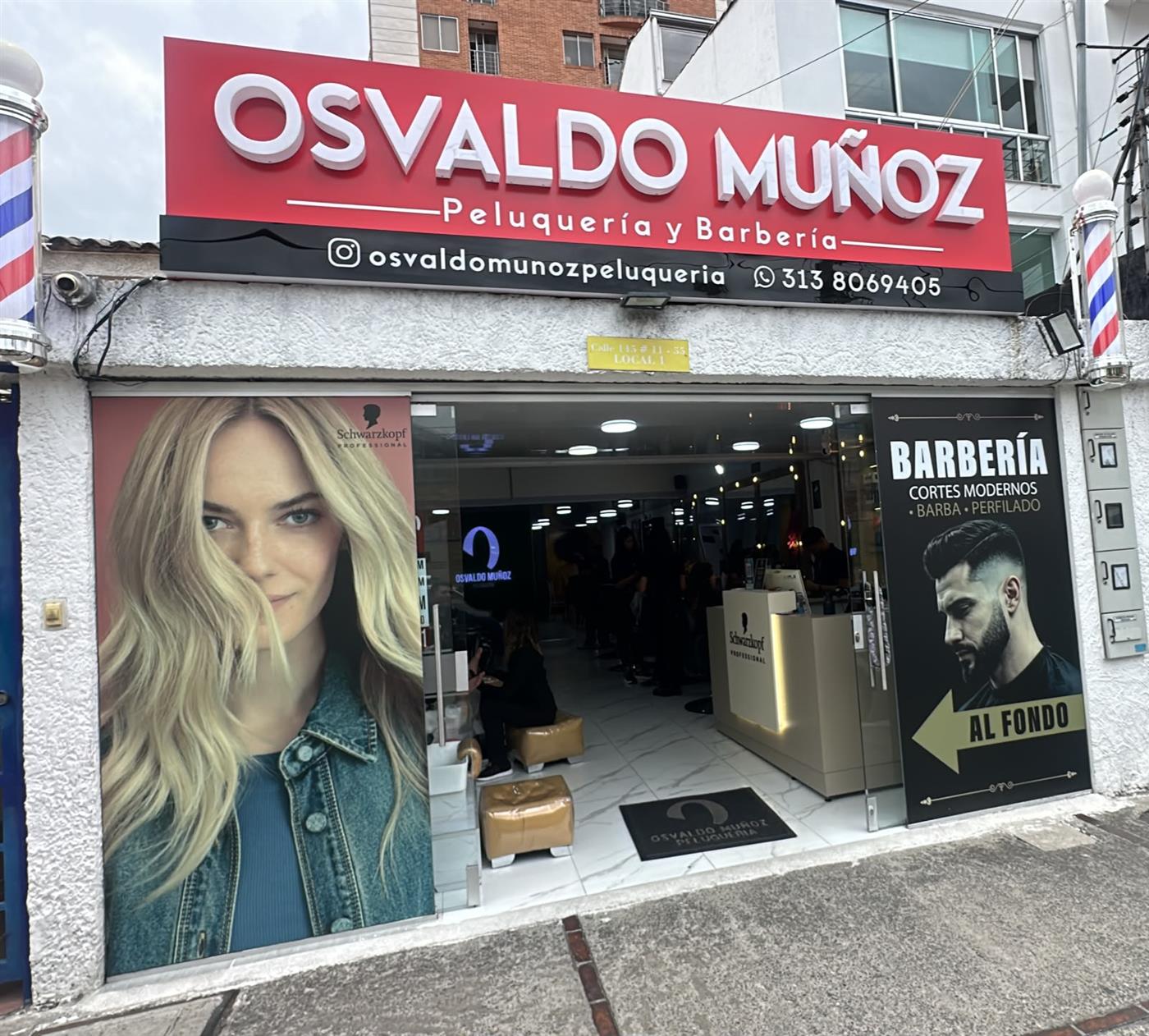 Fachada del salón Osvaldo Muñoz Peluquería y Barbería en la Calle 145, con su letrero