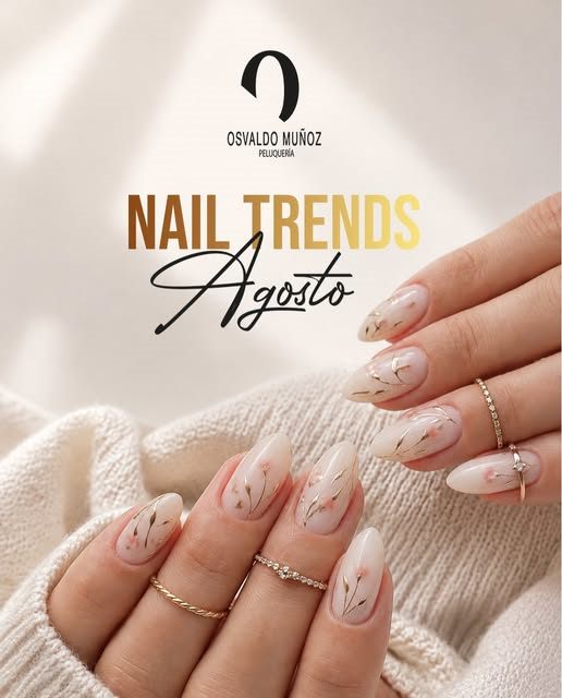 Uñas almendradas nude con detalles dorados