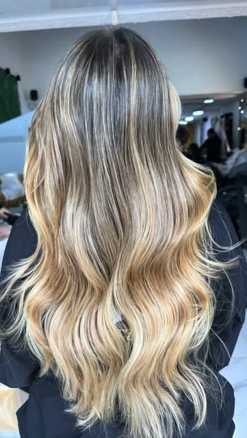 Rubio beige marrón largo con ondas