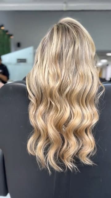 Rubio largo con ondas hecho por Dayana, colorista del salón